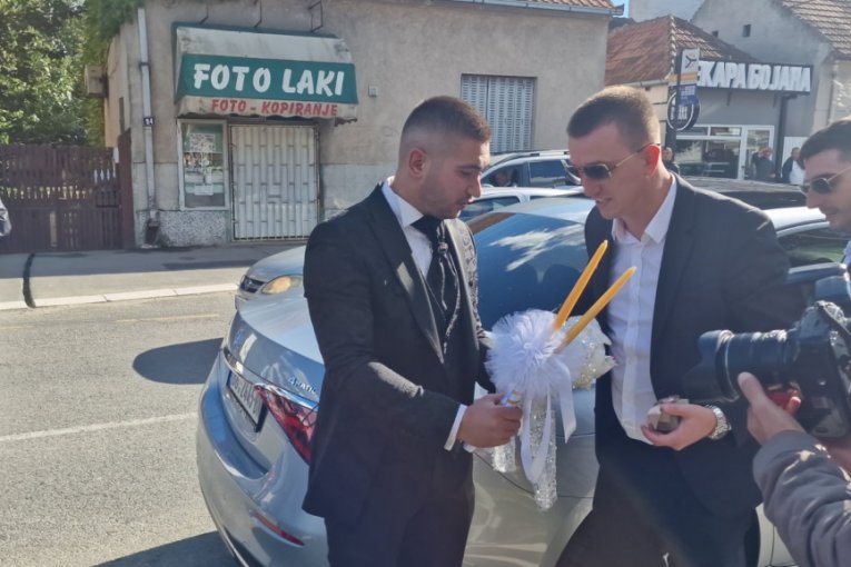 Mirko Šijan pred crkvom