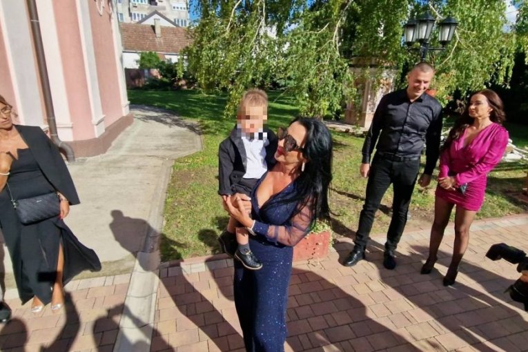 Mali Zoran RASTOPIO sva srca! Šijanov naslednik u ODELU stigao na venčanje roditelja! (VIDEO)