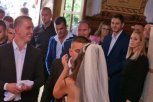 Pao PRVI POLJUBAC Bojane i Mirka nakon crkvenog venčanja! (FOTO)