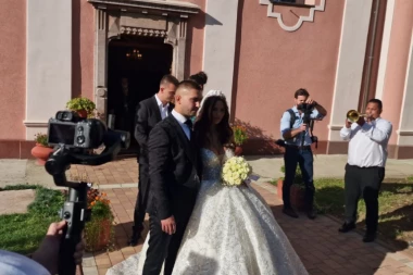 SAMO DA PREŽIVIM OVO! Bojanine reči nakon crkvenog venčanja namejale SVE, mlada na slatkim mukama! (FOTO, VIDEO)