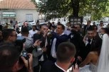 VELJKO NAZDRAVLJA ZA MLADENCE! Ražnatović potegao rakiju iz FLAŠE, slavlje ispred crkve uz TRUBAČE! (FOTO)