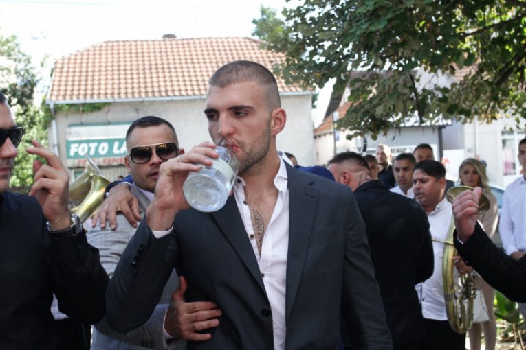 Svatovi slave ispred crkve