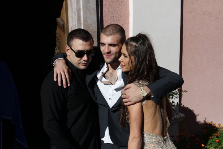 Svatovi slave ispred crkve