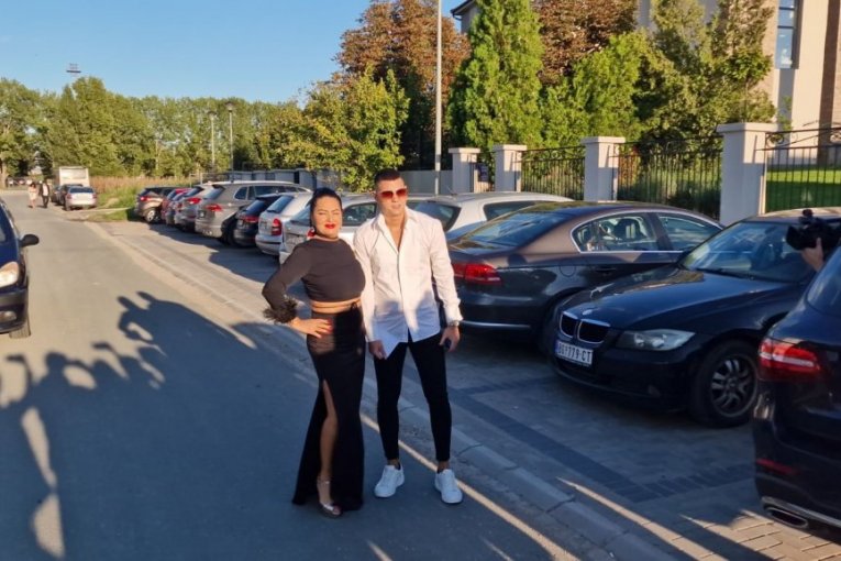 Zvanice pristižu u restoran