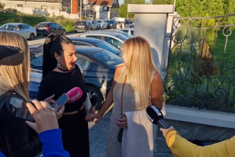 Zvanice pristižu u restoran