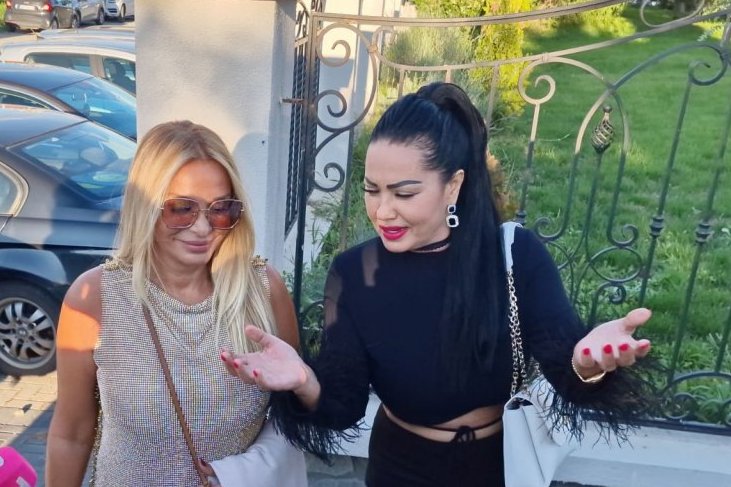 Zvanice pristižu u restoran