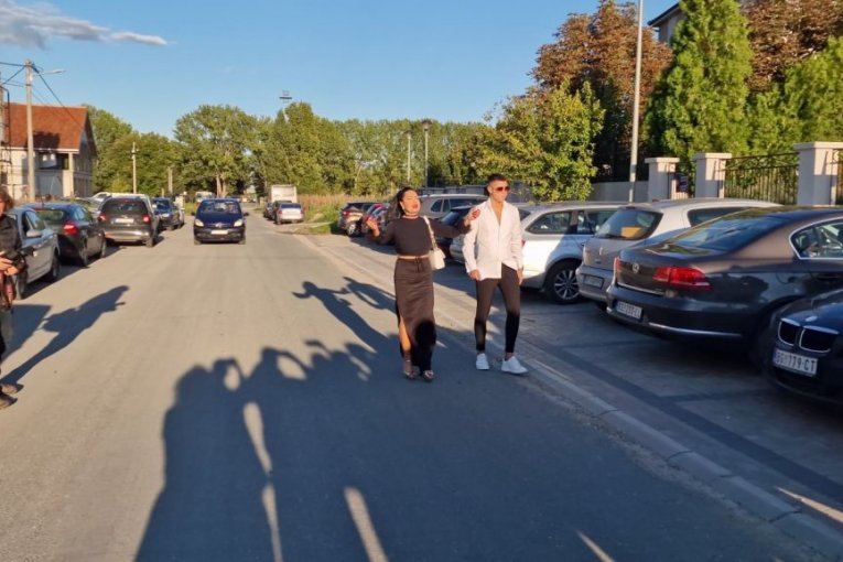 Zvanice pristižu u restoran