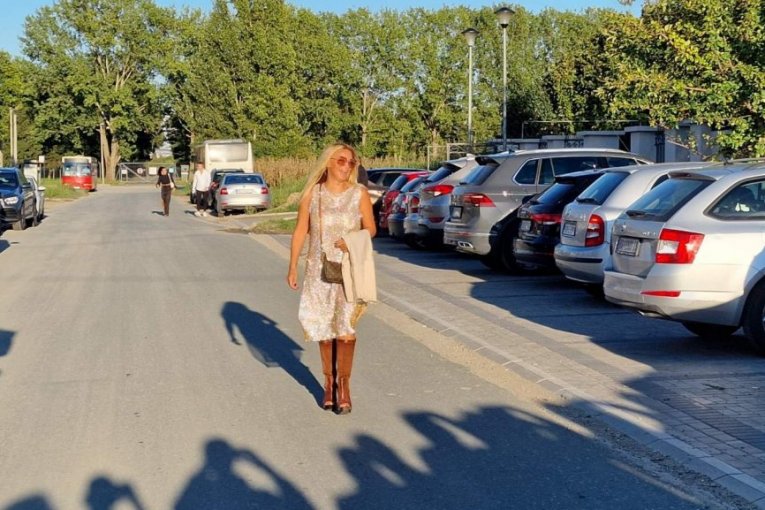 Zvanice pristižu u restoran