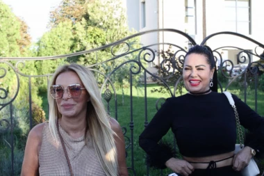 DANAS MAJKO ŽENIŠ SVOGA SINA! Svatovi pristižu, Zlata i Vanesa zapevale ispred restorana! (FOTO, VIDEO)