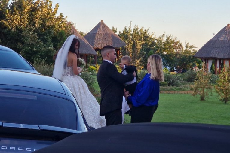 Mladenci stigli u restoran