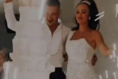 TORTA NA OSAM SPRATOVA I VATROMET! Mladenci blistaju od sreće, Anastasija uzela mikrofon i zapevala CECIN HIT! (FOTO)