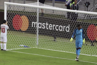 HOROR DEBI:Majka proputovala pola sveta da ga gleda, on dobio CRVENI karton posle 20 sekundi! (VIDEO)