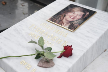 PRAZNO na Novom groblju! Godinu dana od smrti Marine Tucaković, a na grobu NIKOGA, samo jedan DETALJ privlači pažnju! (FOTO)