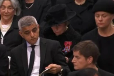 PREMIJERKA ANA BRNABIĆ U PRENOSU UŽIVO SA SAHRANE KRALJICE ELIZABETE DRUGE: Upisala se u knjigu žalosti sa partnerkom Milicom (FOTO)