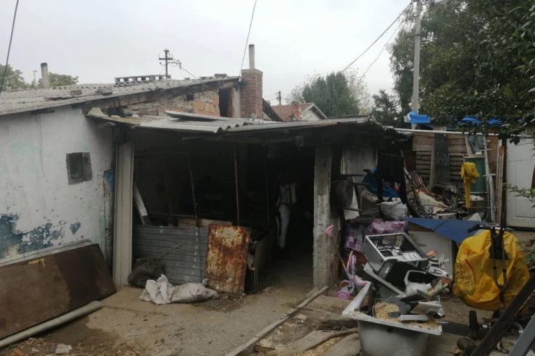 NASMRT PRETUKAO ŽENU DRVENOM LETVOM PRED DECOM PA POBEGAO KOD OCA! Nesrećnica dugo trpela stravičnu torturu, smela samo sa FEREDŽOM napolje! Detalji zločina u Zemunu!