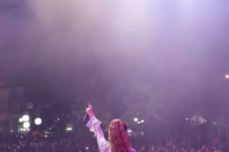 Aleksandra Mladenović na nasutpu sa bratanicom