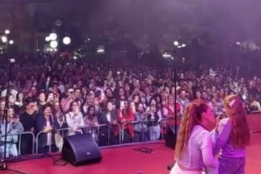 Aleksandra sa bratanicom zapevala na bini, pevačica EMOTIVNA: Ovaj trenutak ću pamtiti ZAUVEK! (VIDEO)