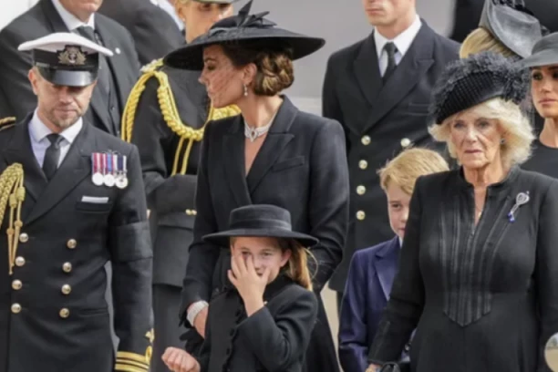 PRINCEZA ŠARLOT U SUZAMA ZBOG SMRTI PRABAKE! Slika koja je potresla svet! (FOTO)