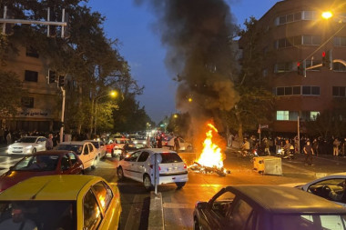 POLICIJA U IRANU UBILA DEVOJKU JER NIJE NOSILA HIDŽAB: Narod izašao na ulice, petoro stradalo (FOTO)