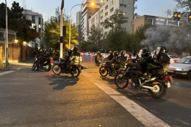 ŽENA U IRANU UHAPŠENA JER JE DORUČKOVALA BEZ HIDŽABA