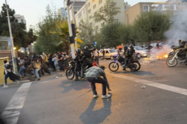 KRVAVI PROTESTI U IRANU NE JENJAVAJU! Blizu 100 ubijenih! POLICAJAC SILOVAO DEVOJČICU (15)!? (VIDEO)