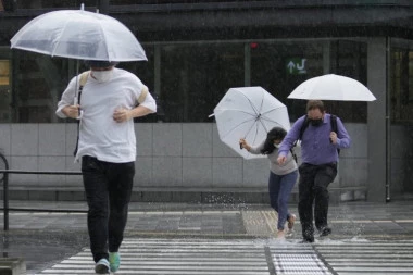 ČAK 240.000 LJUDI EVAKUISANO, 900 LETOVA OTKAZANO...! Tajfun razorio Japan!