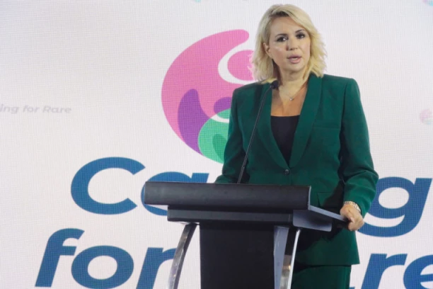 "DRŽAVA BRINE O ONIMA KOJIMA JE PODRŠKA NEOPHODNA" Ministarka Kisić uručila pomoć porodici dečaka koji boluje od ezofilnog ezofagitisa