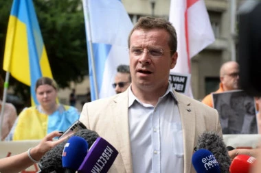 SRAMOTA! Glavni lobista NATO poziva na hapšenje predsednika Vučića! (FOTO)