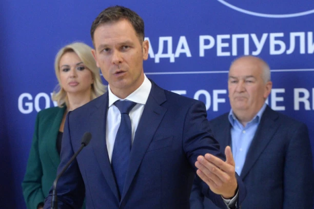 VELIKO POVEĆANJE PLATA I PENZIJA OD NOVE GODINE! Povišice za penzionere, još 500.000 građana dobija 12,5 odsto više para!