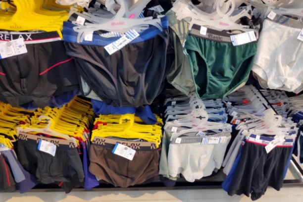 ŽENA IZUMOM NADMUDRILA MUŠKARCE! Na šabačkom vašaru prodaje muške tange, pa im stavila OVAJ dodatak za glavu! (VIDEO)