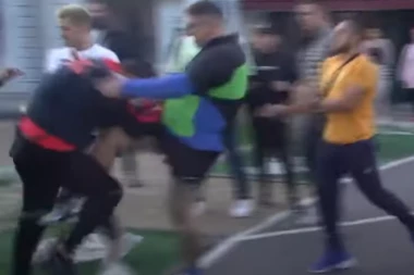 Kristijan ISPREBIJAO Ćertića! Bacio ga na zemlju i krenuo da ga ŠUTIRA, jedva ih razdvojili! (VIDEO)
