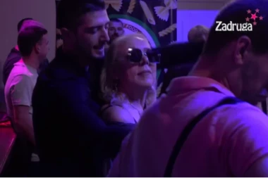 Zorica Marković u STISKAVCU sa piletinom: Pevačica se uvijala u krilima Ivanu Neškoviću, on nije znao šta ga je snašlo! (VIDEO)