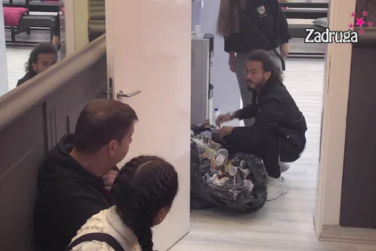 Adam Labunski traži stvari po smeću