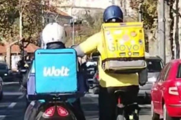 DOSTAVNE KAMIKAZE: Rade polukružno preko duple pune, voze sredinom ulice, izleću na crveno, zamalo da pregaze psa...