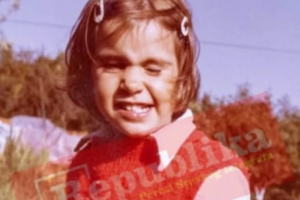 Nikad viđene fotografije NAJPOZNATIJE RIJALITI UČESNICE! Nećete verovati ko je NASMEJANA devojčica sa slika! (FOTO)