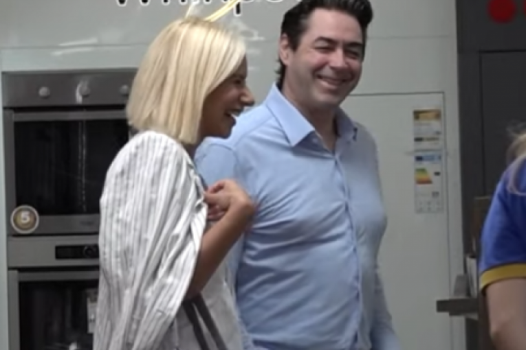 Marija Veljković i Rastko Janković gledaju belu tehniku