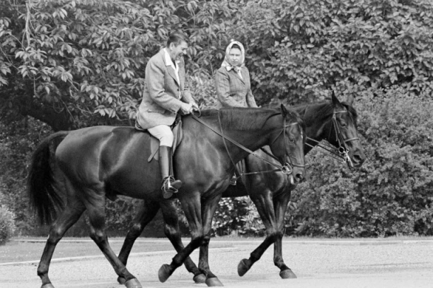 PRINC FILIP SUMNJAO DA GA ELIZABETA DRUGA VARALA SA NJIM: Bio je blizak sa kraljicom, a ista STRAST ih je spajala!