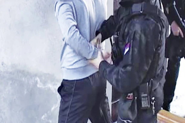 HAOS NA ŽELEZNIČKOJ STANICI TOŠIN BUNAR: Pokušali da iseku kablove kamera, pa napali policajce!