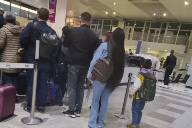 Seka Aleksić BESNELA na aerodromu, uhvaćena sa sinom, obezbeđenje moralo da reaguje!