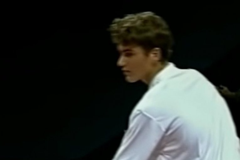 U dana kada se Rodžer oprašta od tenisa! Prisetimo se Federerovog početka karijera - imao je svega 17 godina i igrao protiv LEGENDE belog sporta! (VIDEO)