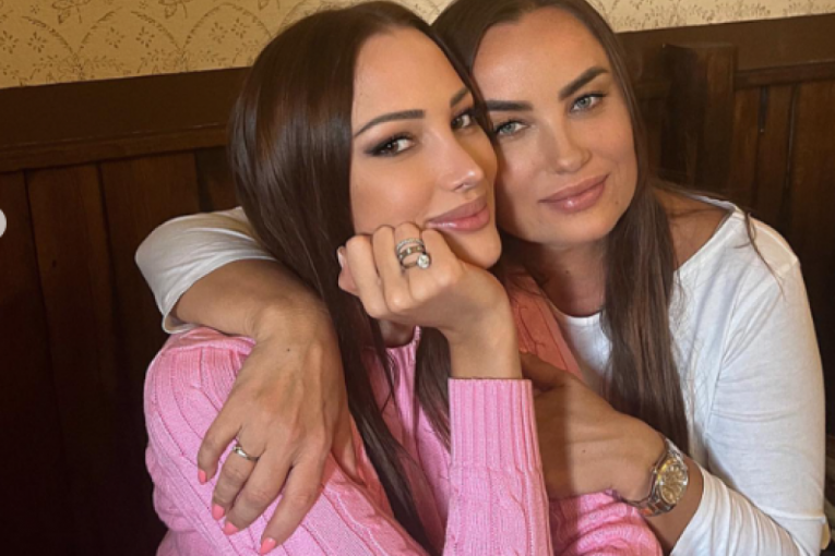 Aleksandra Prijović sa sestrom