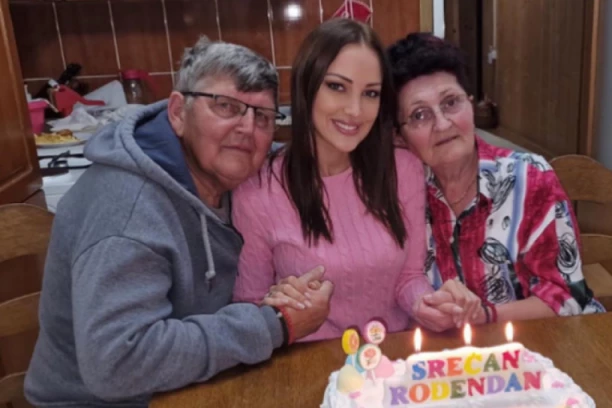 Aleksandra Prijović okupila porodicu na rođendan: Zavirite na intimnu proslavu u pevačicinom domu, emotivni i dirljivi kadrovi će vas raznežiti!