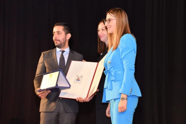 VARVARIN URUČIO PLAKETU ZAHVALNOSTI MOMIROVIĆU: Ministar bio počasni gost obeležavanja Dana opštine