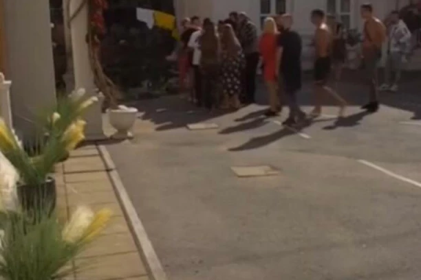 Zadrugarki se SLOŠILO, pa se ONESVESTILA, obezbeđenje odmah uletelo na imanje! (FOTO)