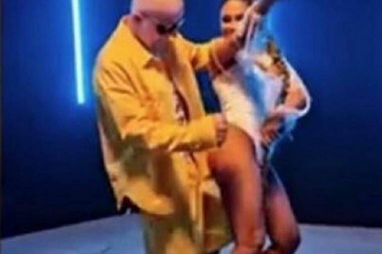 Sandra Afrika pokazala nove silikone