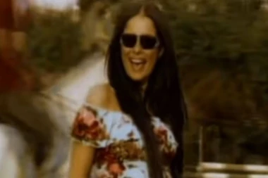 BILA JE JEDNA OD NAJLEPŠIH PEVAČICA S NAŠIH PROSTORA: Povukla se na vrhuncu slave, udala za SLIKARA - danas ima 42 godine i LEPŠA JE NEGO IKAD! (FOTO)