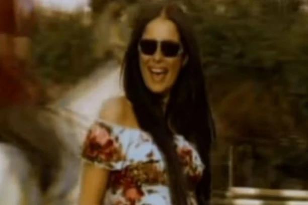 BILA JE JEDNA OD NAJLEPŠIH PEVAČICA S NAŠIH PROSTORA: Povukla se na vrhuncu slave, udala za SLIKARA - danas ima 42 godine i LEPŠA JE NEGO IKAD! (FOTO)