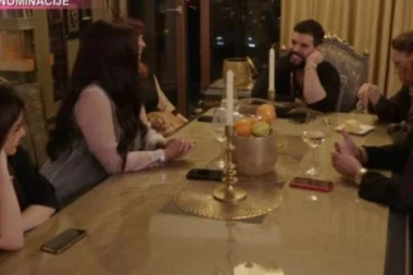 VIKTORIJA ADAKTAR PRVI PUT PRED KAMERAMA! Pričalo se da je u lošim odnosima s porodicom, a evo kako Adamova sestra IZGLEDA! (FOTO)