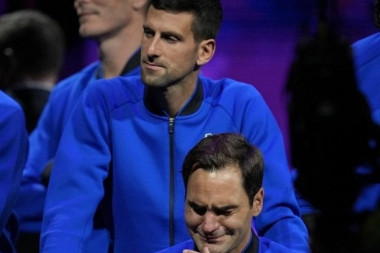 Iskulirao velike rivale: Dok Rodžer i Marej ćaskaju, Novak se bacio na večeru - ne interesuje ga šta imaju da kažu!