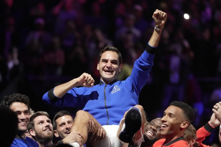 NAJBOLJE ZA KRAJ: Samo je klasa večna - Federer u svom poslednjem meču ostvario najsenzacionalniji poen u karijeri! (VIDEO)
